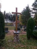 Nový kříž na hřbitově